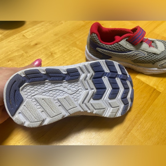 Boys shoes size 9 - Picture 2 of 4